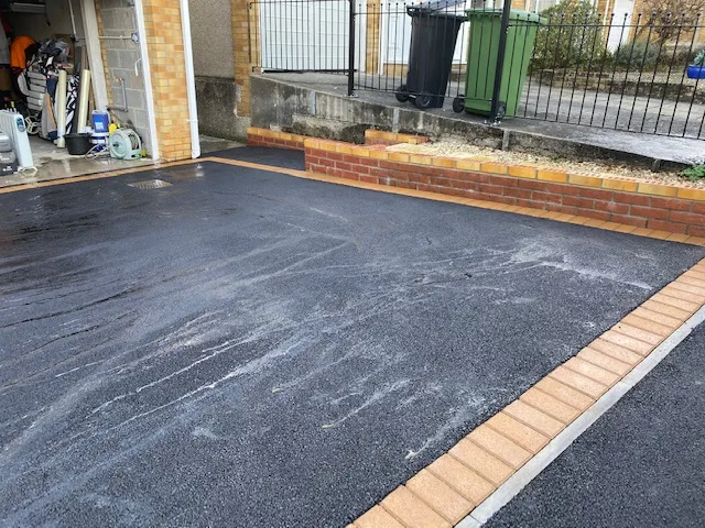Kingswood: Tarmac driveway with a block-paved edge