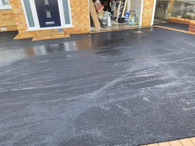 Kingswood: Tarmac driveway with a block-paved edge